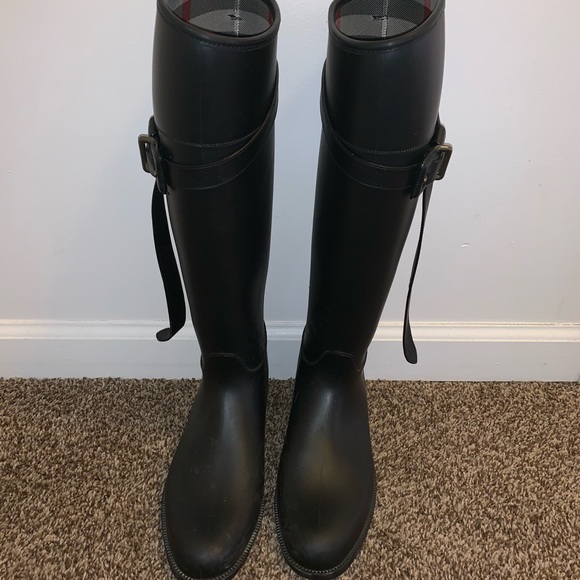 burberry rain boots belted